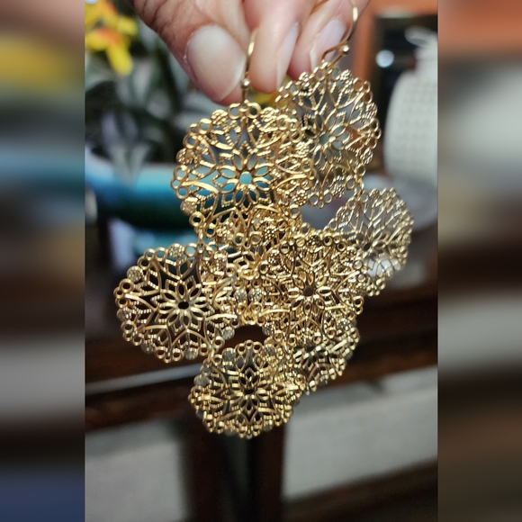 Avon Filigree Medallion Earrings - Picture 3 of 4